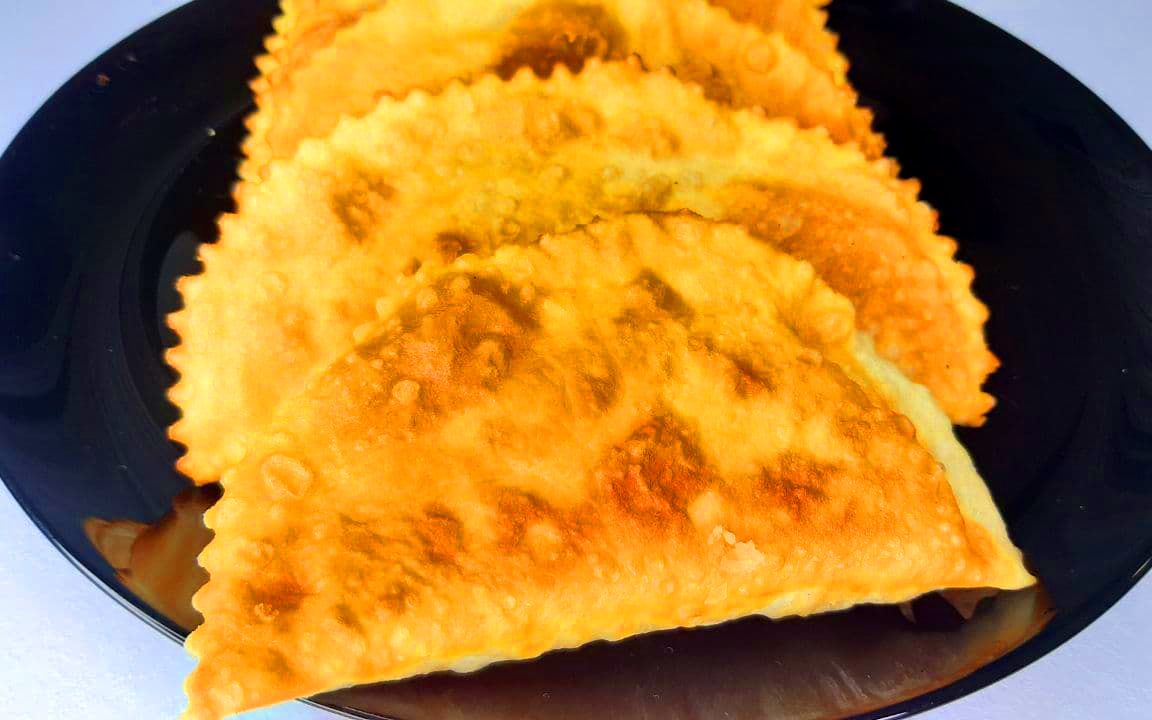 制作玉米饼时，如何处理过多的面团