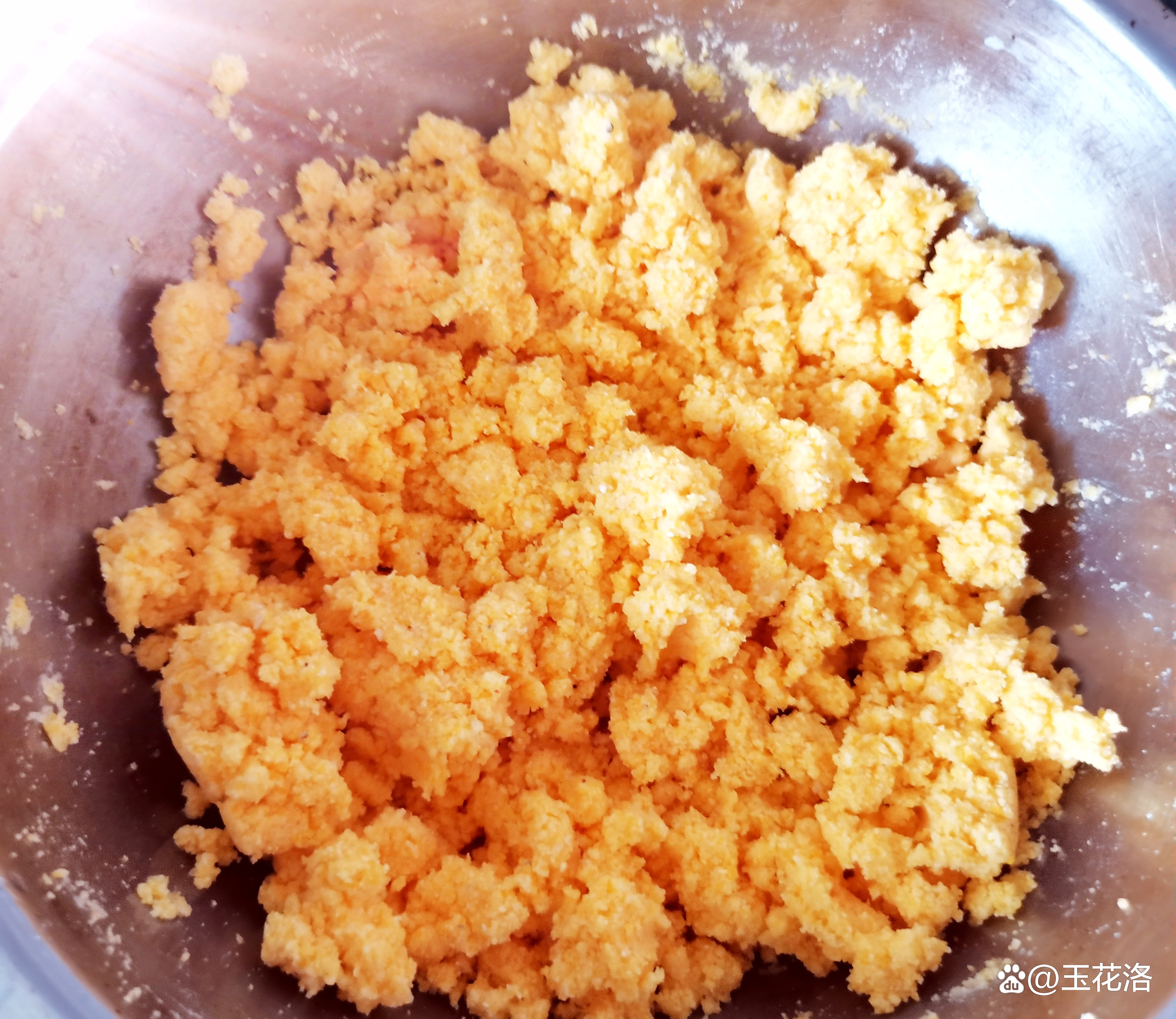 制作玉米饼时使用水还是牛奶更好